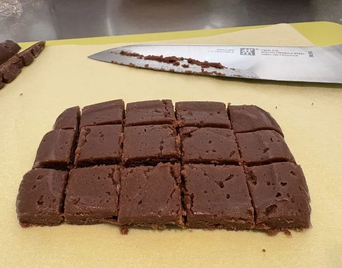 カットする（撮影：grapeフード編集部）