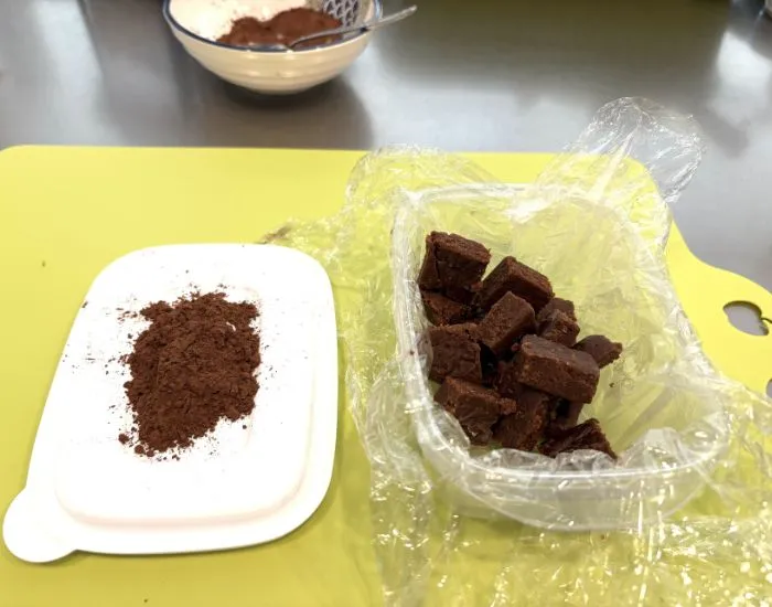 ココアを振る準備（撮影：grapeフード編集部）