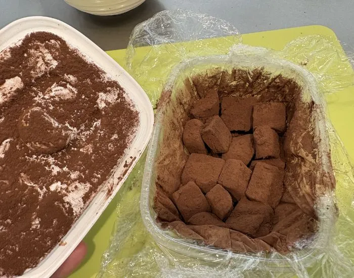 振って仕上げる（撮影：grapeフード編集部）