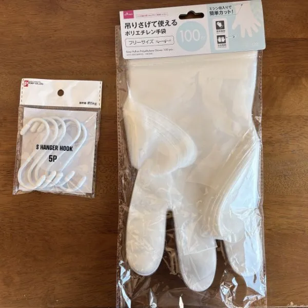 ダイソーの引っかけたまま使用できるポリエチレン手袋（撮影：grapeライフハック編集部）