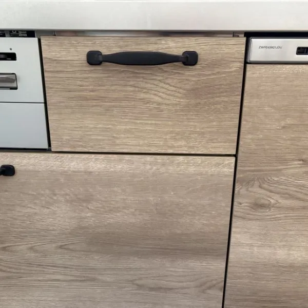 引き出しのハンドルに設置する様子（撮影：grapeライフハック編集部）