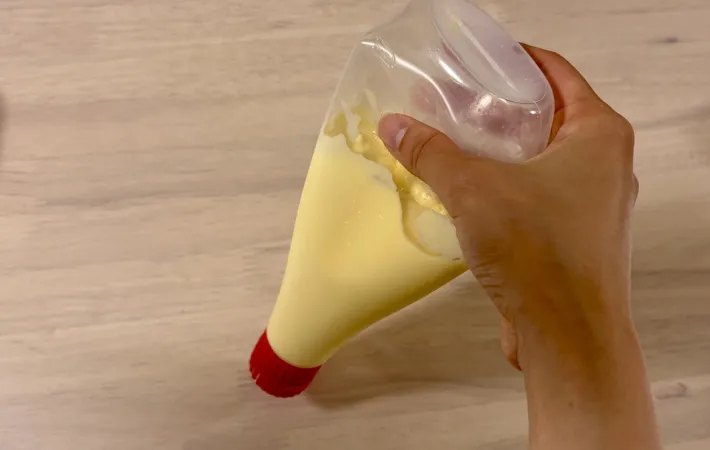 マヨネーズを持っている様子