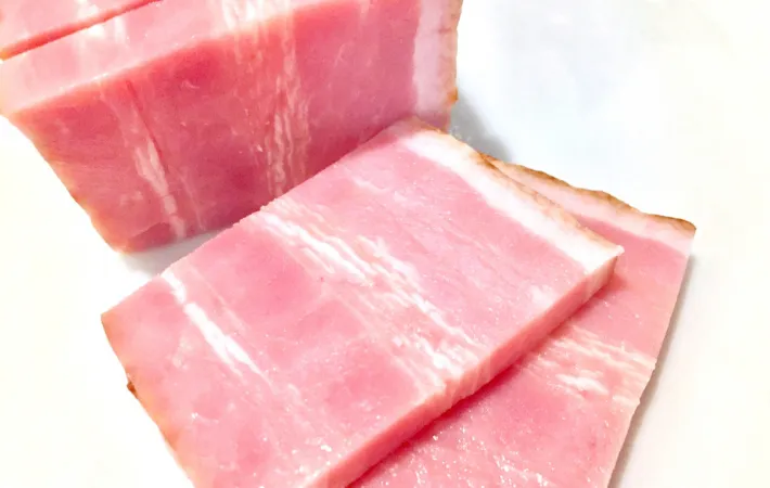 カットしたベーコン