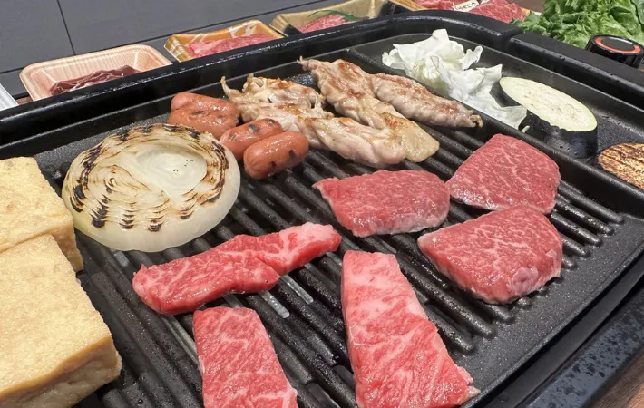 家で焼肉をしている様子
