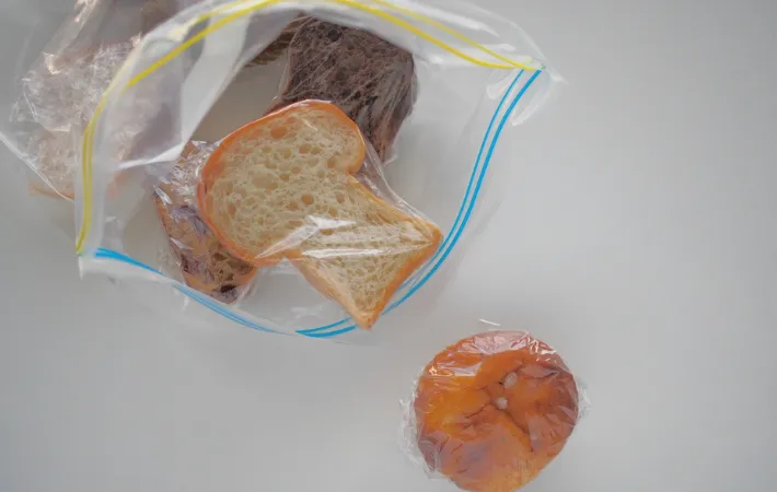 チャックつき袋に入ったパン