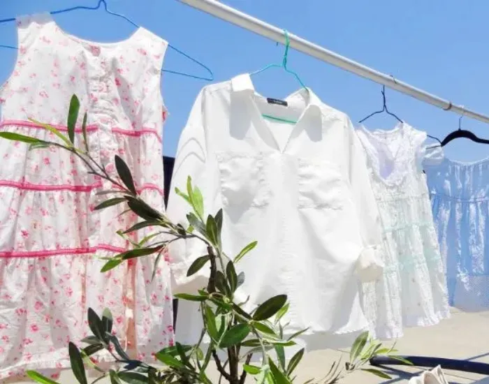 ハンガーにかかった衣類