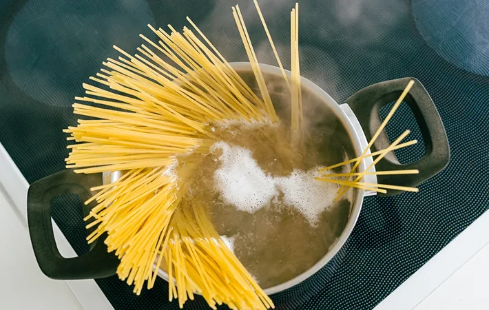 折らずにパスタをゆでる方法
