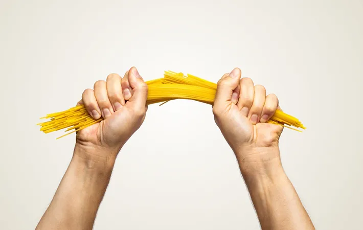 パスタを折ってからゆでる方法