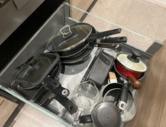 取り出しづらいフライパンは『このスタンド』で解決！　引き出しがすっきり片付く『収納ワザ』がこちら！