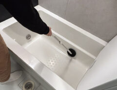 「もう中腰で洗わなくていい」「楽すぎて拍子抜け」 浴槽を掃除するなら『激落ちくん』の商品で決まり!