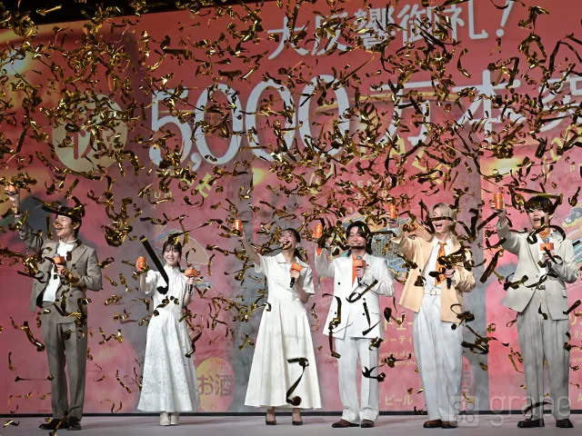 「『キリングッドエール』5,000万本突破！“大反響”御礼発表会」に登壇した綾瀬はるかさん、浜辺美波さん、鈴木亮平さん、『Mrs. GREEN APPLE』のメンバー（撮影：grape芸能編集部）