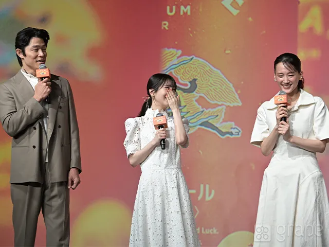 「『キリングッドエール』5,000万本突破！“大反響”御礼発表会」に登壇した綾瀬はるかさん、浜辺美波さん、鈴木亮平さん（撮影：grape芸能編集部）