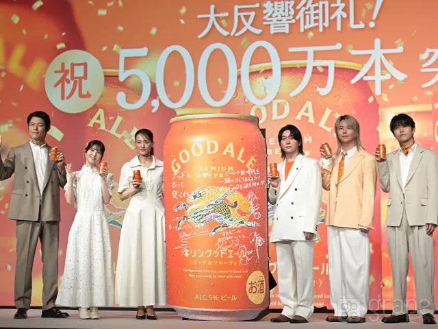 「『キリングッドエール』5,000万本突破！“大反響”御礼発表会」に登壇した綾瀬はるかさん、浜辺美波さん、鈴木亮平さん、『Mrs. GREEN APPLE』のメンバー（撮影：grape芸能編集部）