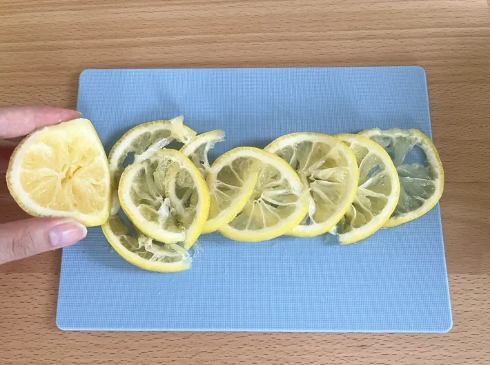薄切りにしたレモンの写真（撮影：grapeフード編集部）