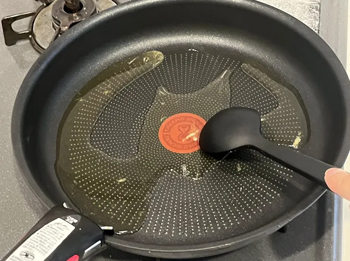 加熱しはじめのレモンソースの写真（撮影：grapeフード編集部）