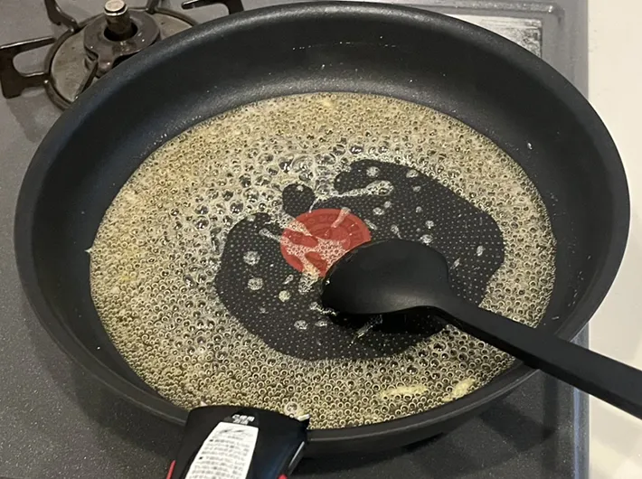 煮立ってきたレモンソースの写真（撮影：grapeフード編集部）