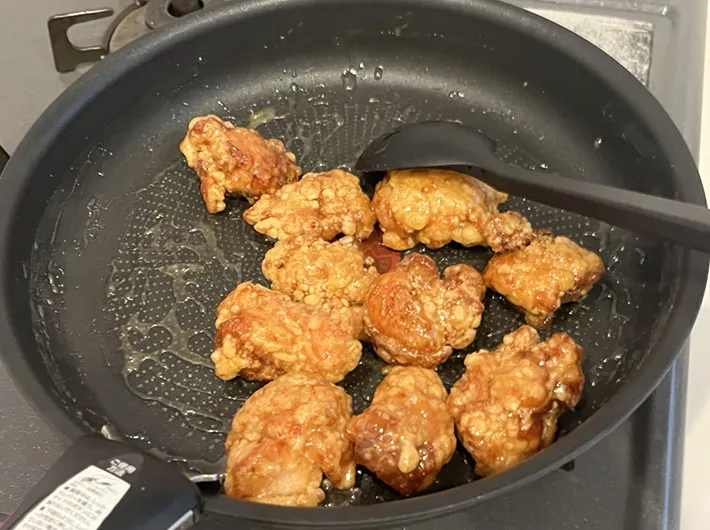 ソースを絡めたから揚げの写真（撮影：grapeフード編集部）