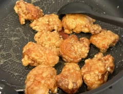 ソースを絡めたから揚げの写真(撮影:grapeフード編集部)