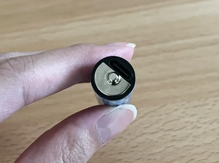 ダイソー『単3形 Type-C充電池』のプラス端子側の写真（撮影：grapeライフハック編集部）