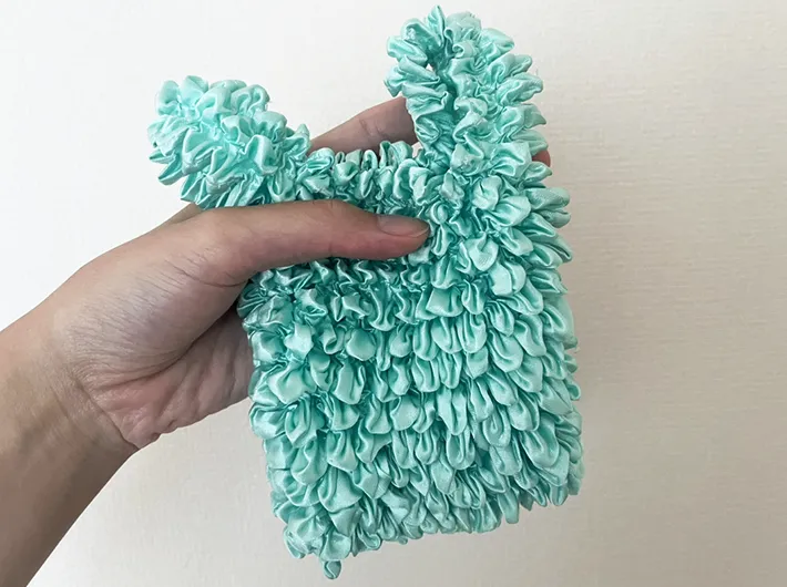 手に持ったエコバッグの写真（撮影：grapeライフハック編集部）