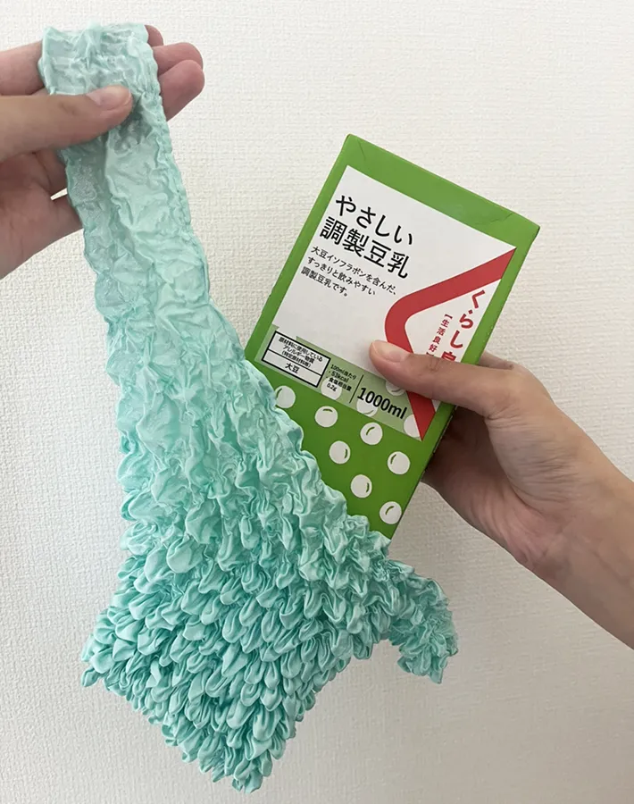 豆乳を入れたエコバッグの写真（撮影：grapeライフハック編集部）