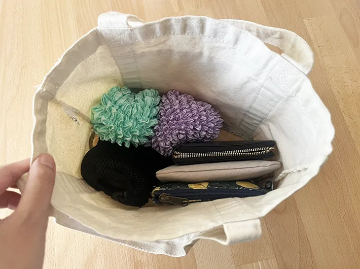 カバンに入れたエコバッグの写真（撮影：grapeライフハック編集部）