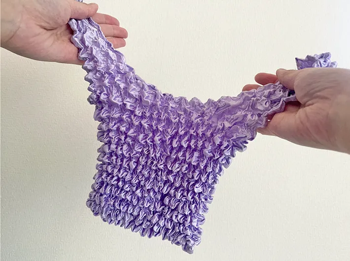 持ち手を掴んだエコバッグの写真（撮影：grapeライフハック編集部）