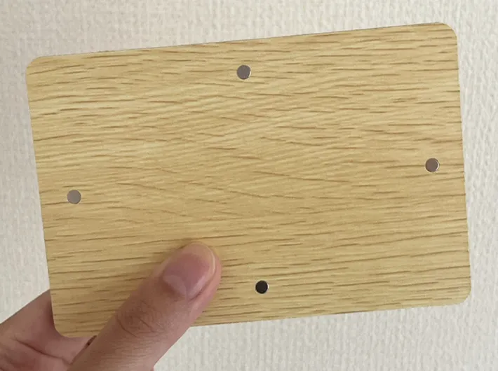 ダイソー『木目調ホワイトボード』の写真（撮影：grapeライフハック編集部）