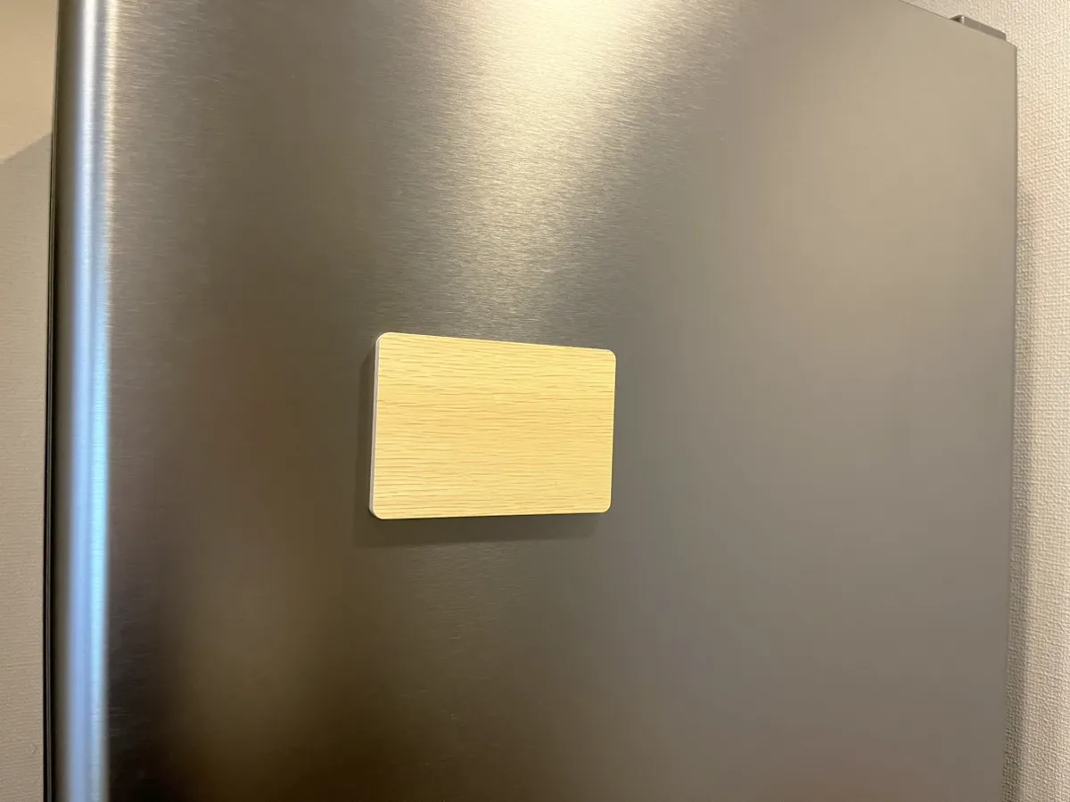 ダイソー『木目調ホワイトボード』の写真（撮影：grapeライフハック編集部）