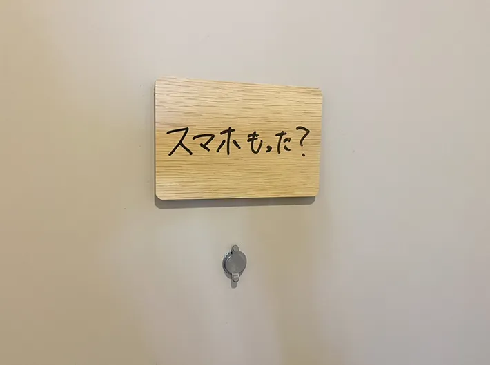 ダイソー『木目調ホワイトボード』の写真（撮影：grapeライフハック編集部）