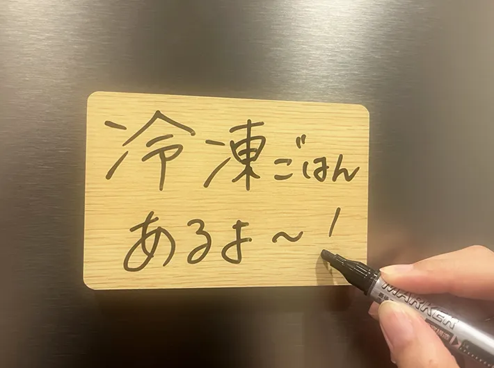 ダイソー『木目調ホワイトボード』の写真（撮影：grapeライフハック編集部）