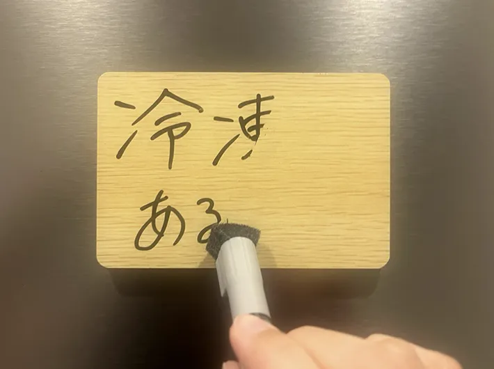 ダイソー『木目調ホワイトボード』の写真（撮影：grapeライフハック編集部）