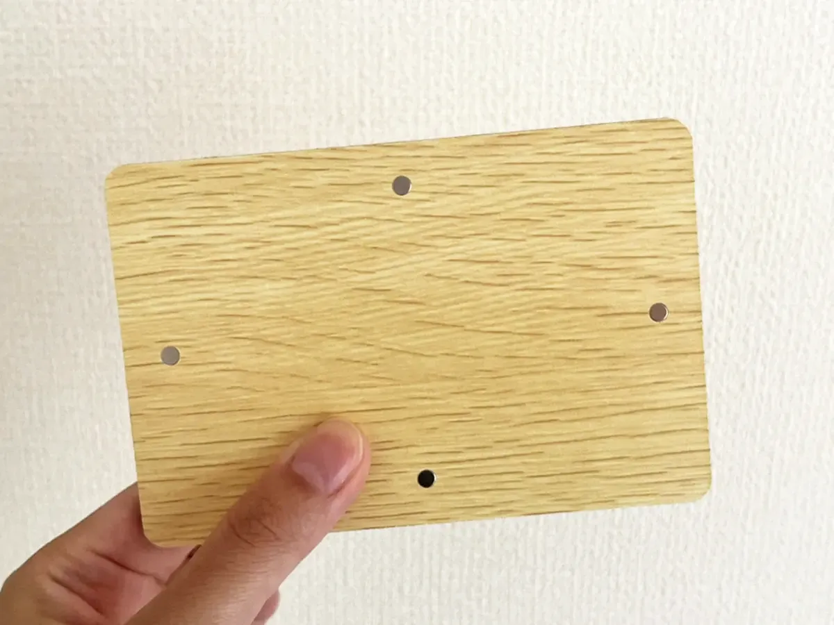 ダイソー『木目調ホワイトボード』の写真（撮影：grapeライフハック編集部）