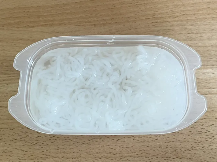 水に浸からせたしらたきの写真（撮影：grapeフード編集部）