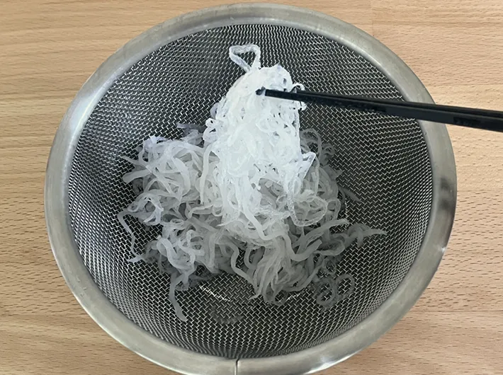 解凍後のしらたきの写真（撮影：grapeフード編集部）