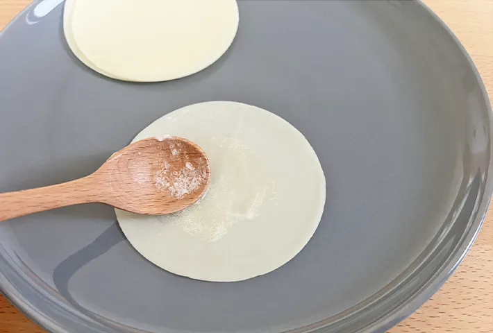 バターを塗った餃子の皮の写真（撮影：grapeフード編集部）