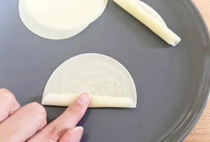 餃子の皮を巻いている写真（撮影：grapeフード編集部）