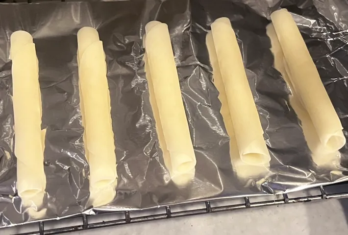 クルクル巻いた餃子の皮の写真（撮影：grapeフード編集部）