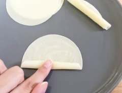 餃子の皮を巻いている写真（撮影：grapeフード編集部）