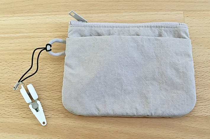 『超ミニ携帯ハサミ』をつけたポーチの写真（撮影：grape編集部）