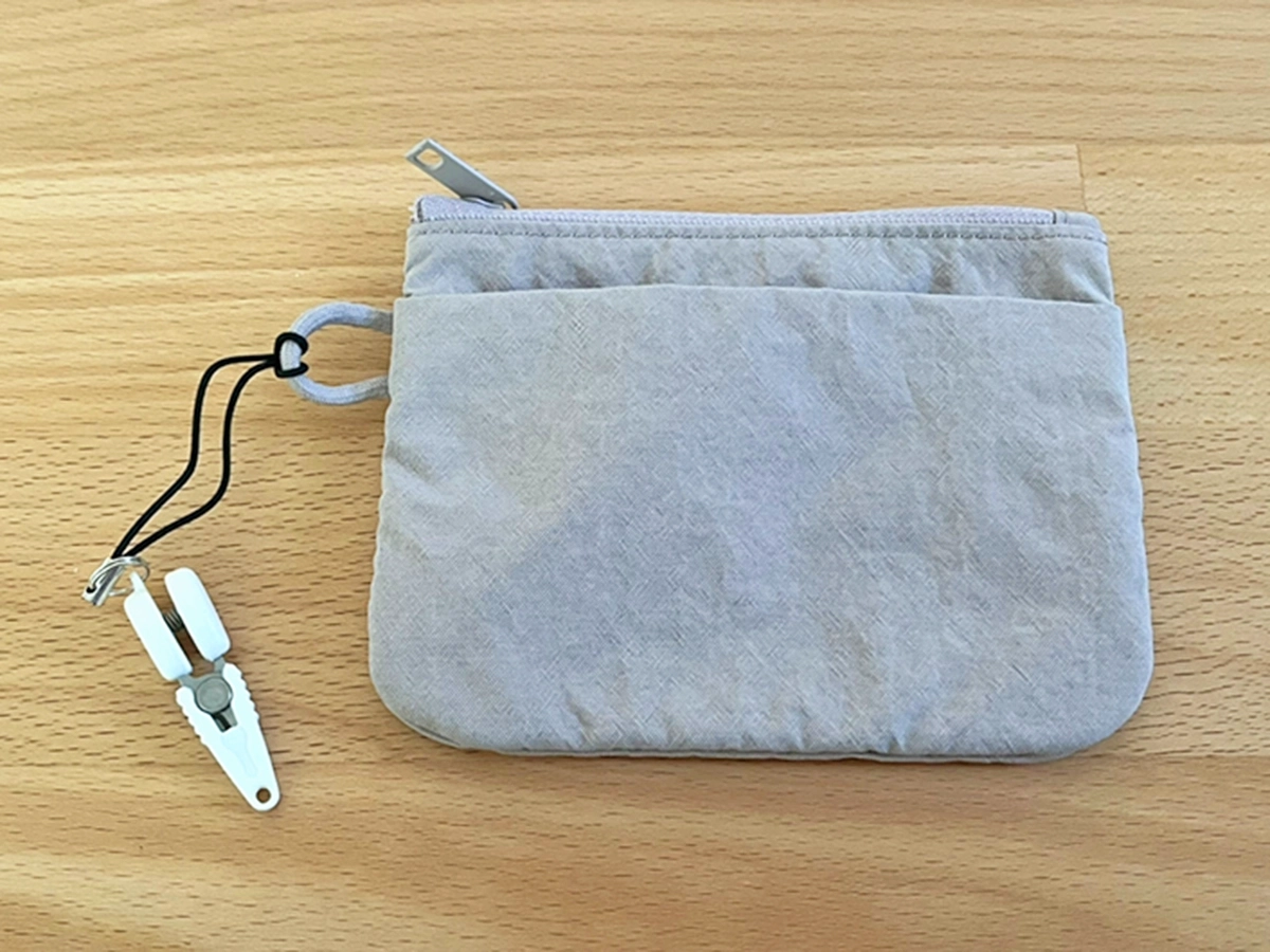 『超ミニ携帯ハサミ』をつけたポーチの写真（撮影：grape編集部）
