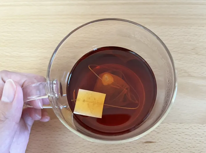 ティーバッグのタグが沈んだ紅茶の写真（撮影：grapeフード編集部）