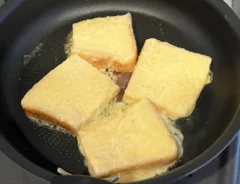 フライパンで焼いているフレンチトーストの写真（撮影：grapeフード編集部）