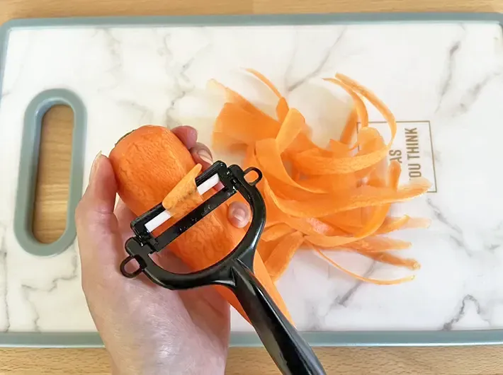 ピーラーでニンジンを削る写真（撮影：grapeフード編集部）