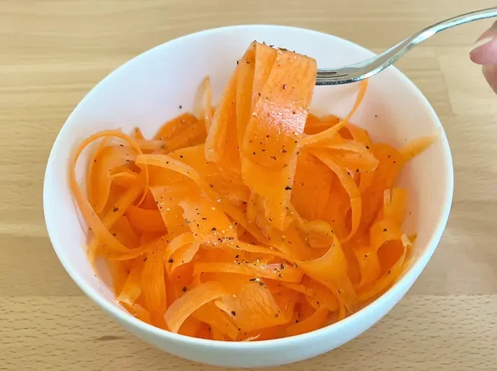 ニンジンのリボンサラダの写真（撮影：grapeフード編集部）