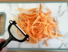 ピーラーで削ったニンジンの写真（撮影：grapeフード編集部）