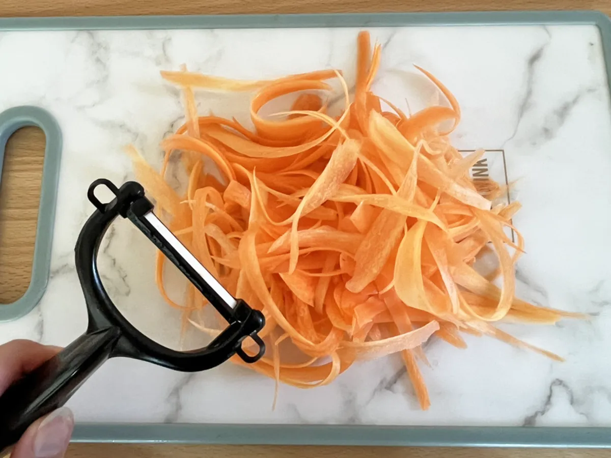 ピーラーで削ったニンジンの写真（撮影：grapeフード編集部）