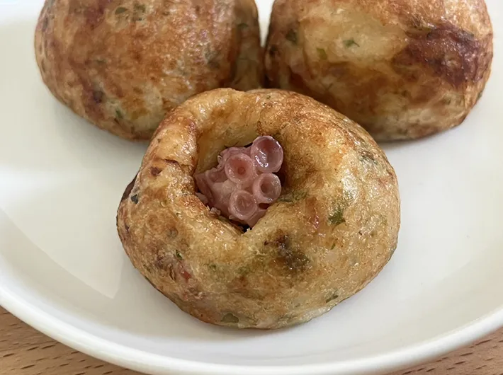 中を割った冷凍タコ焼きの写真（撮影：grapeフード編集部）