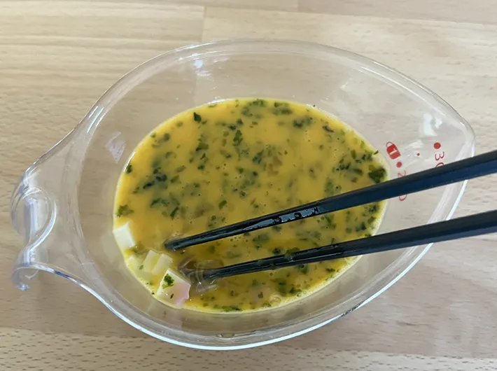 具材を混ぜた卵液の写真（撮影：grapeフード編集部）