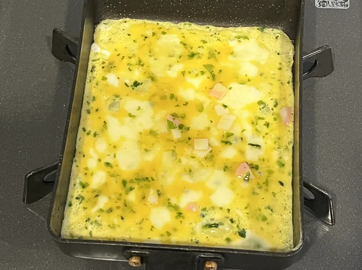 玉子焼きを焼いている写真（撮影：grapeフード編集部）